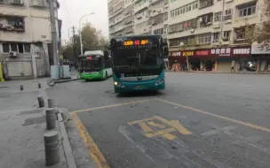 ||黄石公交||  12路E10车辆行驶，请注意安全。右转弯，请注意。