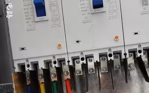 上一个电工没干完跑了，新接手的师傅搞不了啦！