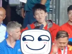 主持人介绍小莫出场说刚刚打败世界第一王楚钦，大头英语超级好，上次看到一个视频他英语交谈，流利的没话说，他怎么可能听不懂？