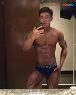 肌肉男最喜欢的就是在镜子前秀肌肉(1)_标清