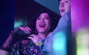 宝宝最宠溺的还是爱子，别人都入不了他的眼，俩人还留着母女同款发型耶