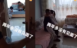 夫妻外地打工2年未回家，藏卧室送惊喜，女儿当场愣住奔怀里痛哭