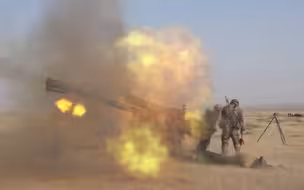 燃！实拍解放军炮兵分队数十门榴弹炮在高原齐射黄沙漫天！