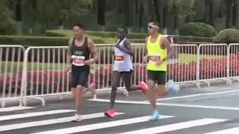 哈尔滨马拉松最后3公里，大正和廖顺虎化身兔子，恭喜杨定宏国内第一Ciallo～(∠・ω< )⌒☆
