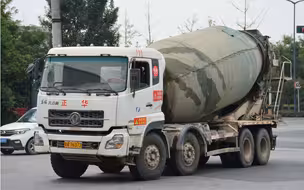 东风大力神385马力前四后八水泥搅拌车