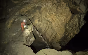 深渊中出现古代桥梁，索降200米进入，里面发现古生物埋葬地