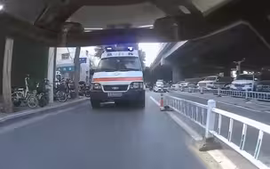 这救护车算危险驾驶了吧