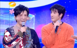 【大张伟 王力宏】合唱《我就不爱唱情歌》“他的音乐有天马行空的创意 乱七八糟的美妙 家徒四壁的豪华”