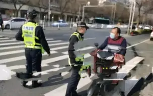 骑摩托没戴头盔被罚20？大爷一句话让交警无话可说，放行