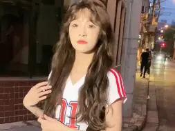李佳恩老师出街，粉丝路一路小跑只为送一束花，很励志！ #李佳恩 #SNH48 #女团 #街拍