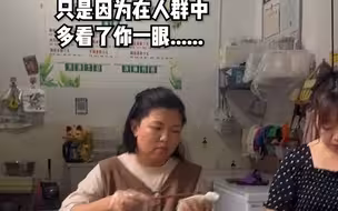 UFC草量级世界冠军张伟丽逛小吃街，小吃店主一秒认出，两眼放光。张伟丽社恐否认：张伟丽没我长得好看