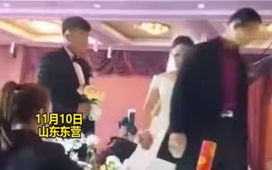 婚礼现场，新娘跪拜养父，一声“爸”让人破防：多少恩情涌上心头