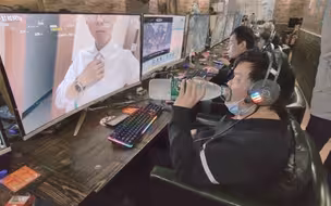 富士康胖哥两个月不见，刚吃完晚饭，瞬间就直奔网吧看电视打游戏
