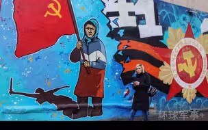 举苏联红旗的乌克兰老奶奶被LPR士兵做成臂章纪念，漫画横幅悬挂整墙