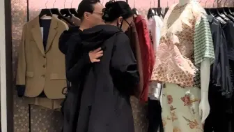 30年闺蜜情再升温，那英宋丹丹SKP全黑造型演绎50+女性气场