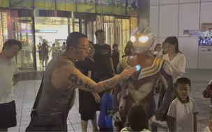 大哥的四连摸，他只是在替20年前的自己摸一下而已