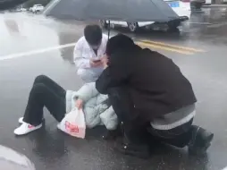 【河南理工大学】暖心！电气学子冒雨救助车祸女生，脱衣挡雨守护送医