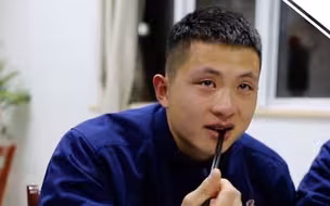 泪目！吃到妈妈寄来的家乡菜，年轻的消防员瞬间泪崩