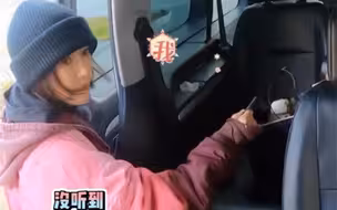 秦朵朵：姐你的包没了，看我给你抢一个