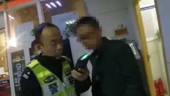 男子醉驾被抓，妻子一把拎出气到崩溃：你知道女儿读研多努力吗？