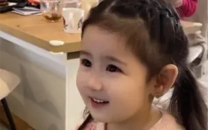 俄罗斯媳妇带婆婆去打耳洞，混血小老二来安慰奶奶说不疼