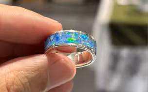 用欧泊碎片做一枚戒指