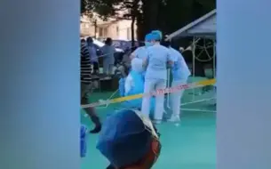 探访北京新发地核酸检测点      护士中暑衣服湿透画面令人揪心