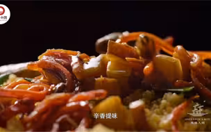 《风味人间》一碗小米焖饭，藏着家乡的味道。