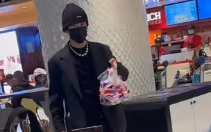 【王嘉尔】他怎么这么好，走过来数几个人然后买汉堡给送机的粉丝