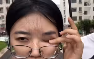 女子谎称眯眼睛，让老公帮忙吹一下，网友：亲一口噩梦能做好几宿