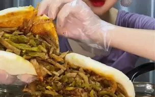 好吃的月亮馍～豆筋加芝麻酱辣椒油，酸豆角，有条件的还能加一头牛。
