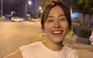 加班加到很晚 鹿姐带着“好吃的”来接我 感动~