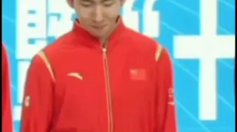 小林看着领奖台都不好意思笑了，看着口型好像说“这么高啊”视频cr：见水印！感谢分享