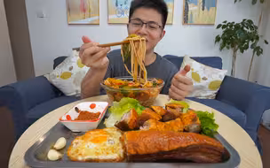 烤个外酥里嫩的脆皮五花肉，一口下去嘎嘣脆，配碗螺蛳粉绝了