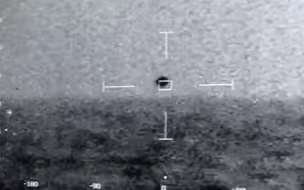 疑似UFO？美媒曝光视频：在美军舰艇周围飞行 随后落水消失