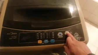 全自动洗衣机洗衣服中间停在那不动了，之前边进水边排水！少见吧