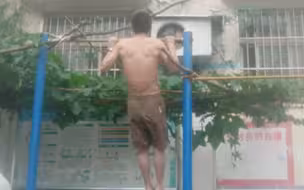 手上磨了个水泡，(疼死我了。)只能少练点儿了