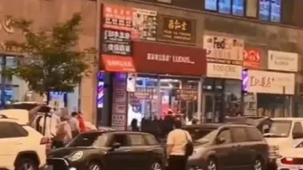 警察用大喇叭警告摊贩，没有销售许可证不准摆地摊，不然没收物品开罚单