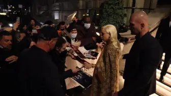 【街拍】Gucci斗篷尽显贵妇风范！Lady Gaga离开伦敦酒店，前往参加BAFTA放映会 | 2021.11.11