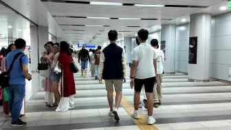 越南奥黛美女纷纷在胡志明第一郡留影