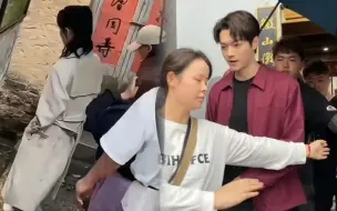 杨紫许凯《承欢记》杀青前都是甜甜的手拉手戏份、麦姐明哥下乡真的干了不少事啊、、
