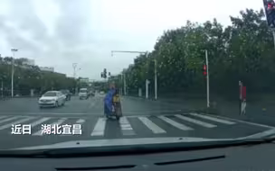 揪心！孩子不慎跌落电动车 爬起后却被骑车男踹翻训斥