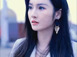 开出租的小伙竟是隐藏大佬，轻而易举救下逃亡美女