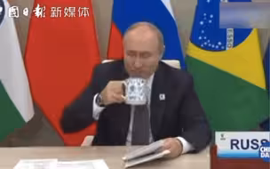 金砖国家第十四次会晤。普京瓦洛佳使用中国的青花珐琅茶杯喝大红袍，太好喝了吧！瓦洛佳散发出了蒙娜丽莎的微笑