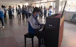 当我们学校有人穿绫波丽痛衣弹one last kiss