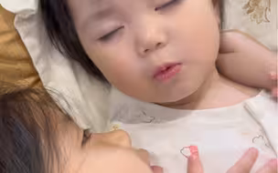 救命，她真的很努力在控制自己表情！但凡有个幼儿园学历，也不至于当场被抓包
