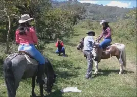 大山里深度骑马，刺激愉悦的一天