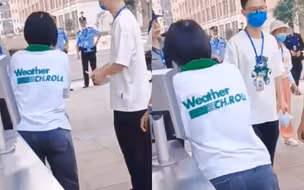 脑瘫女孩步履蹒跚走进考场，妈妈默默目送：这次不能牵你进考场了