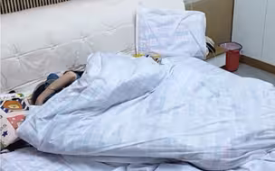 反正我是不会和好朋友贴这么紧睡觉的 #诗情画奕