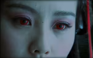 美女被红衣女鬼附身，变得凌厉起来。